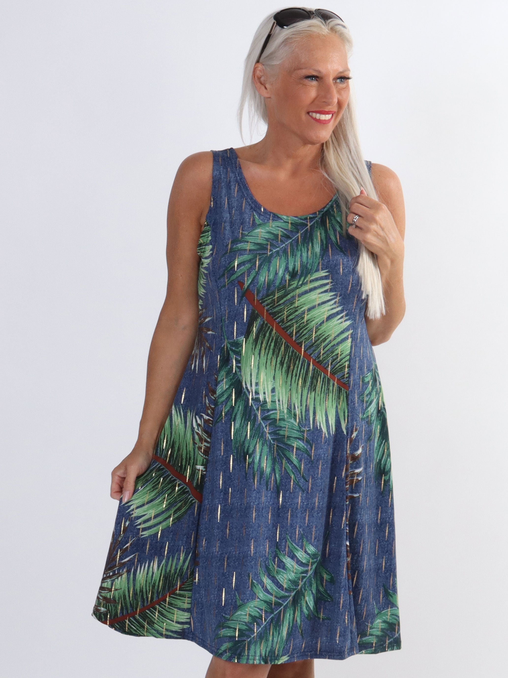 Maj Palm - Sød elastisk plus size sommerkjole med palmemønster